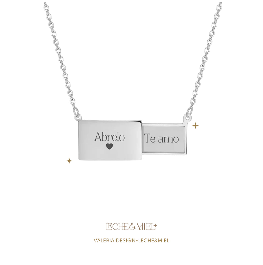 Cadena con colgante en forma de carta